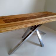 7. stół drewniany z metalowymi nogami