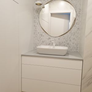białe meble łazienkowe