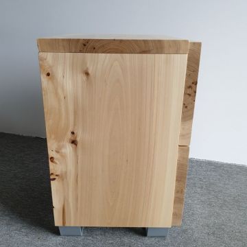 stolik z drewna wiązu