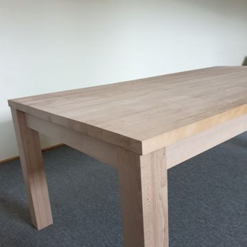 stół z drewna bukowego