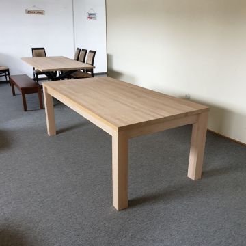 duży stół drewniany
