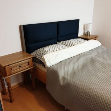 łóżko drewniane tapicerowane