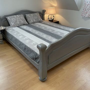 łóżko z drewna szare 160